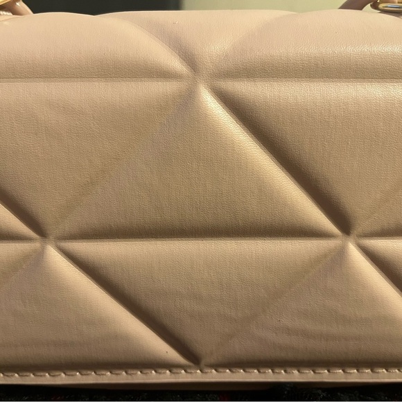 Women bag light pink color with a fashion chain on it. Brand new. - Picture 5 of 8